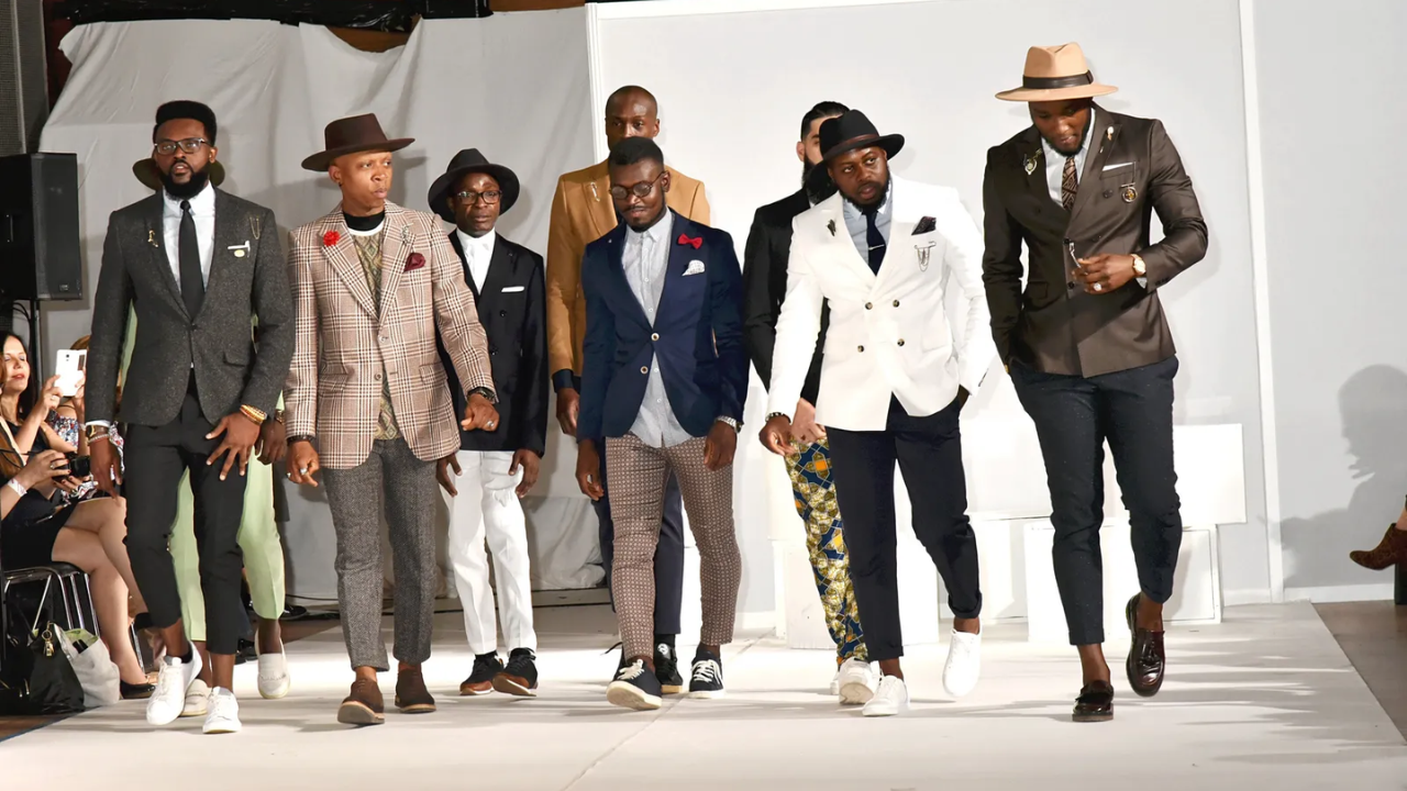 Hombres de color, con trajes modelando