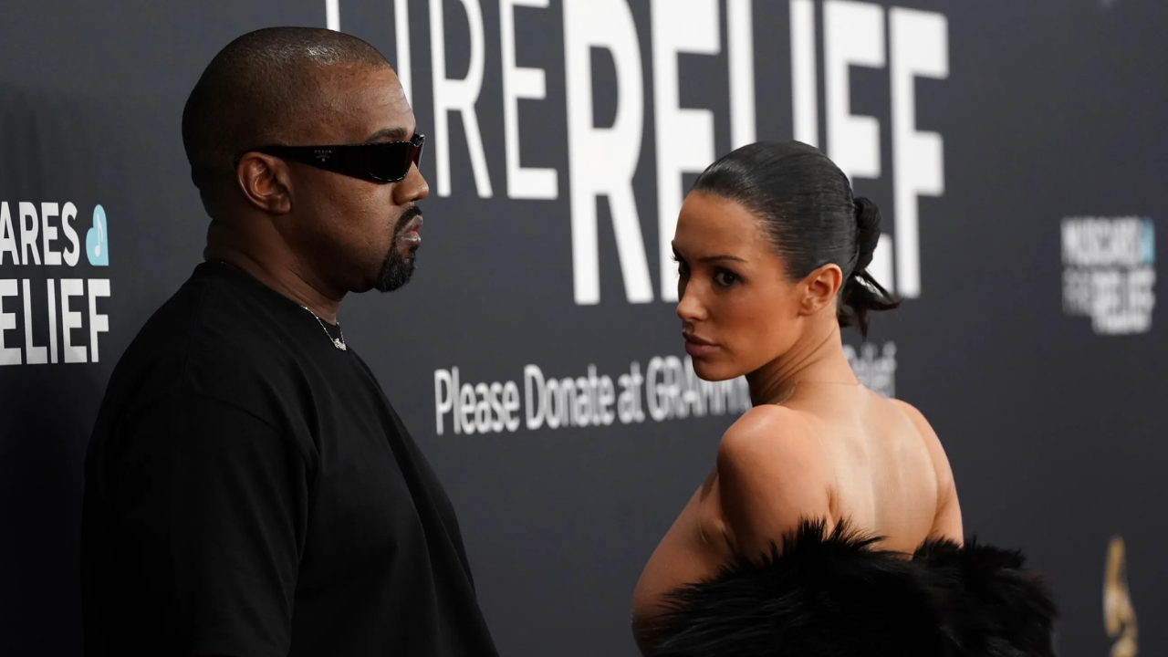 Imagen Principal de Nota: Kanye West y Bianca Censori hacen su sorprendente aparición en la alfombra roja en los premios Grammy 2025