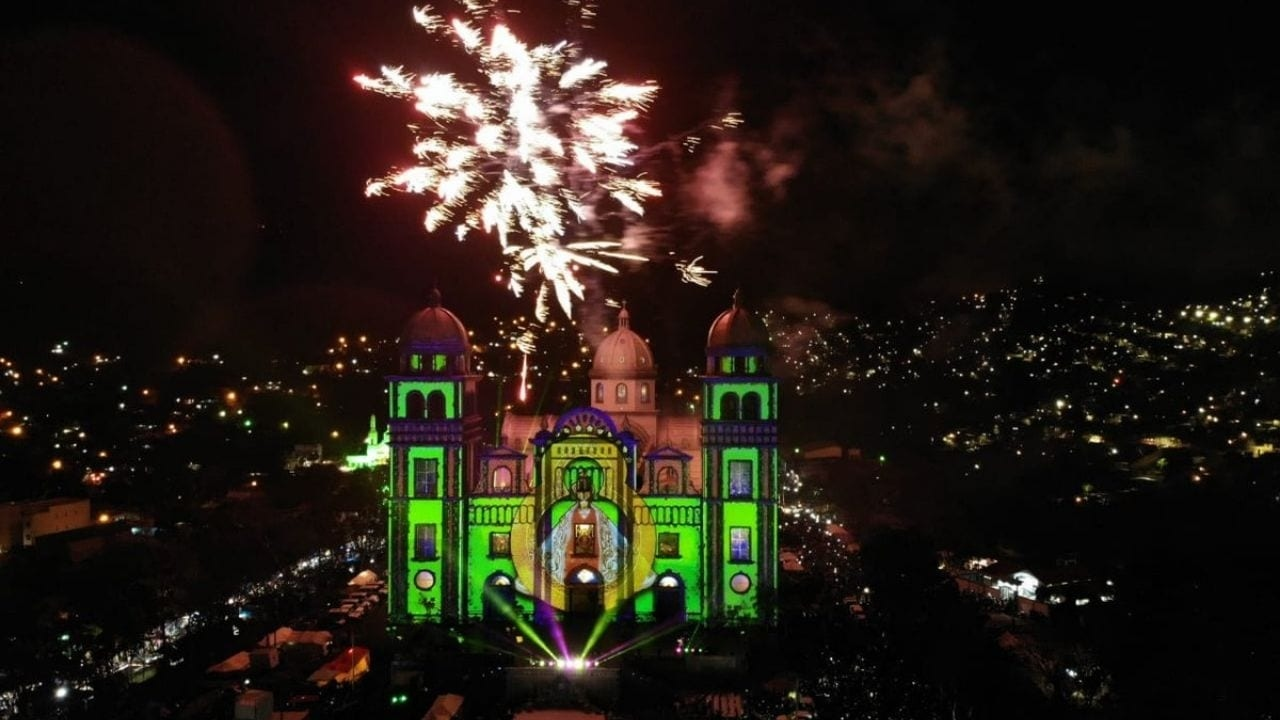Imagen Principal de Nota: Multitudinaria Alborada en honor a la Virgen de Suyapa ilumina la noche en Tegucigalpa