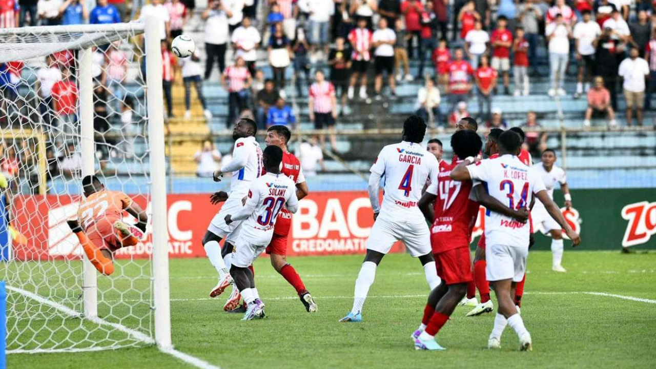 Jugadores del Olimpia y Real Sociedad en la cancha