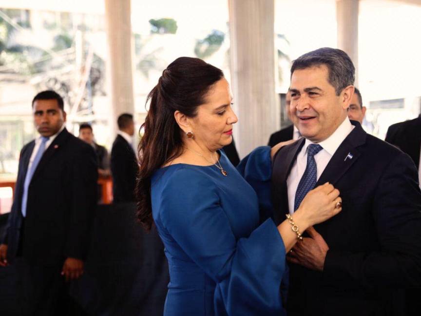 Ana Garcia arreglando la corbata de Juan Orlando