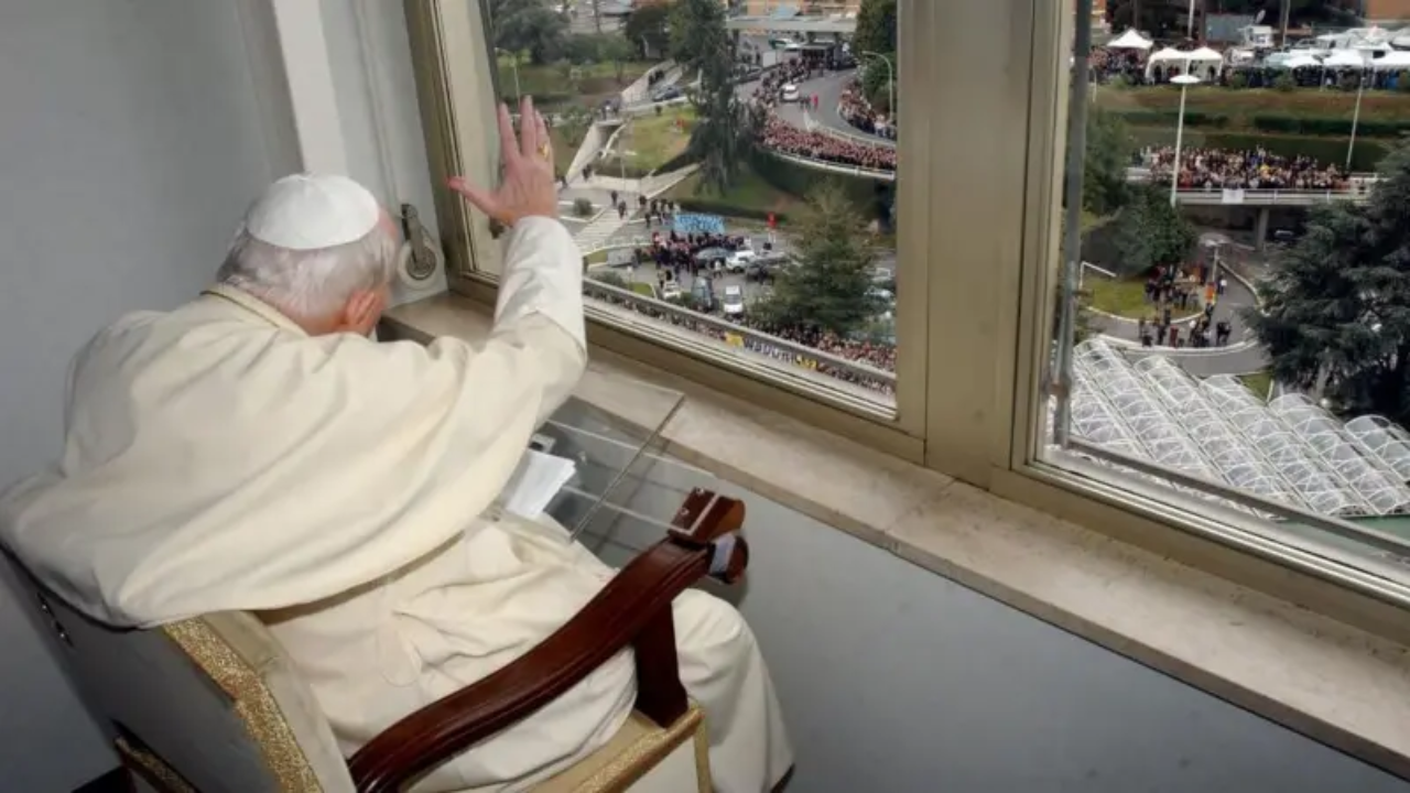 Difunto Benedicto XVI en el balcón