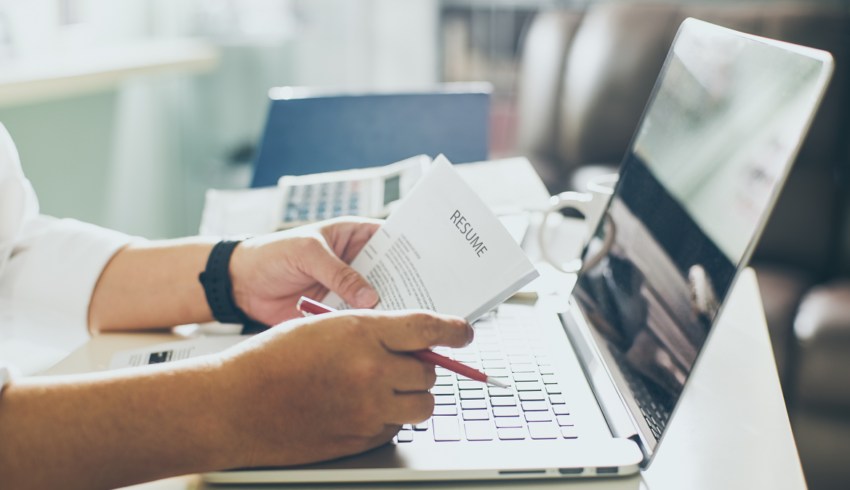 Manos sosteniendo un CV