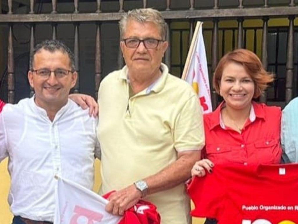 Esposo de Rixi vestido de amariilo