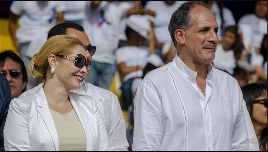 Nasry Asfura y su pareja vestidos de blanco