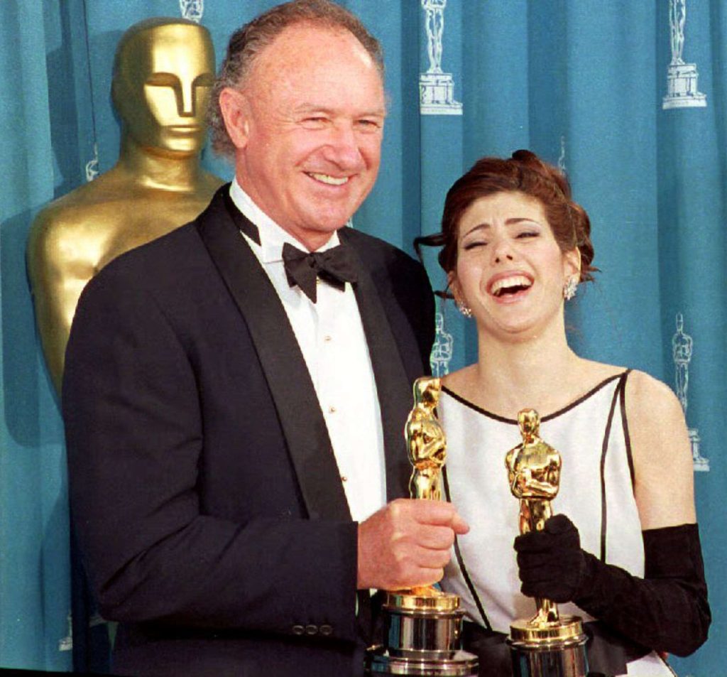 Gene Hackman sosteniendo la estatuilla de los premios Oscar en 1993
