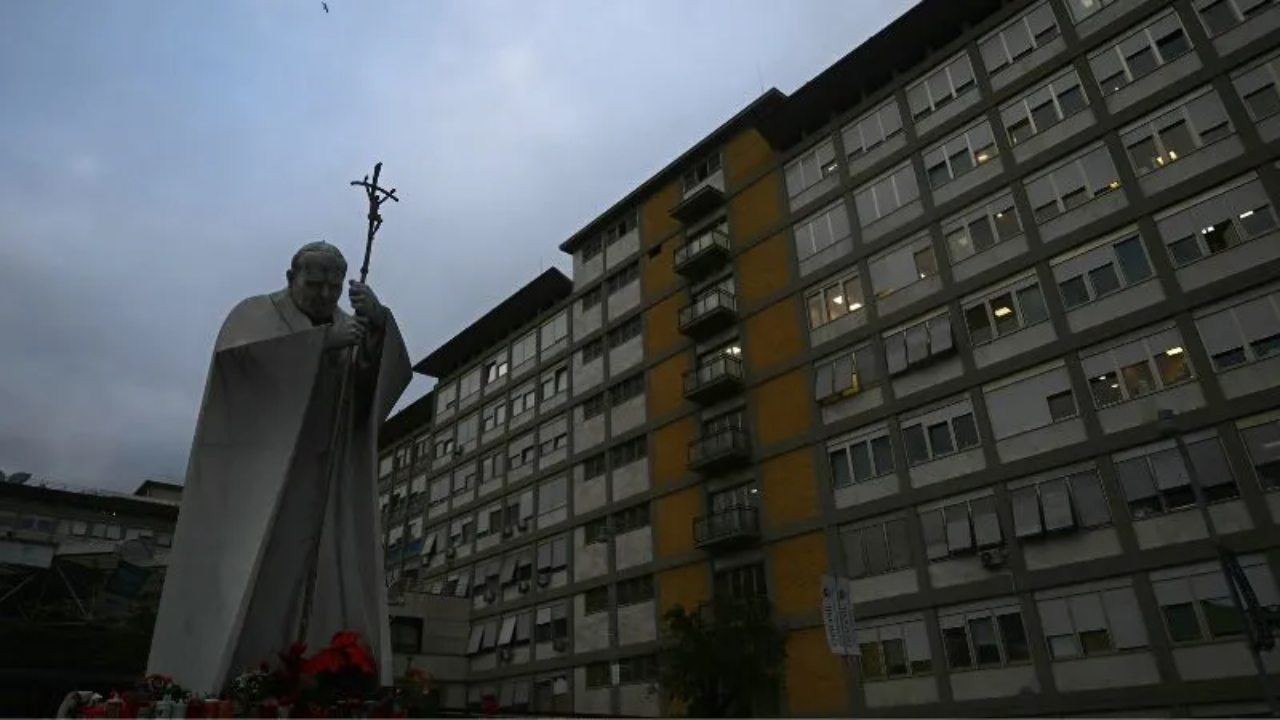 hospital don esta ingresado el papa francisco