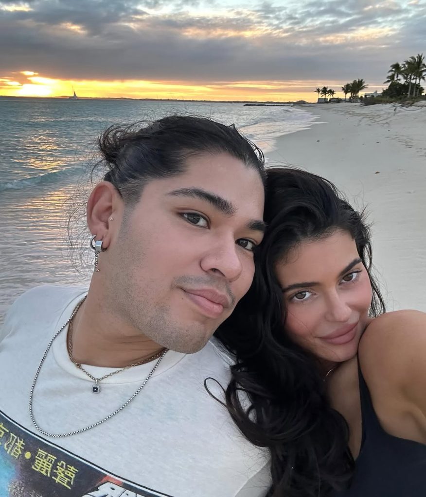 Kyle Jenner en la playa junto a Jesús Guerrero