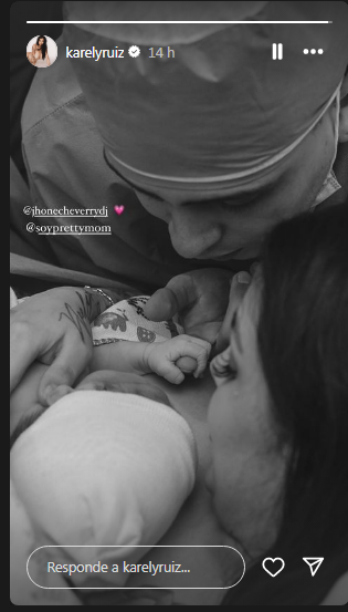 Karely posa junto a su esposo e hija