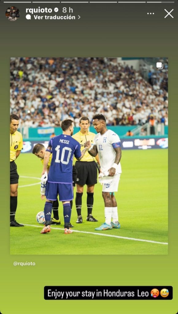 Romell Quioto saludando a Leo Messi ante un partido amistosa entre Honduras y Argentina