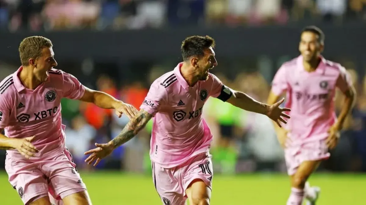 Messi junto a otros jugadores