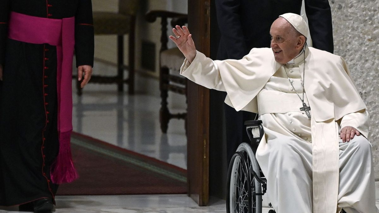 papa francisco en silla de rueda 
