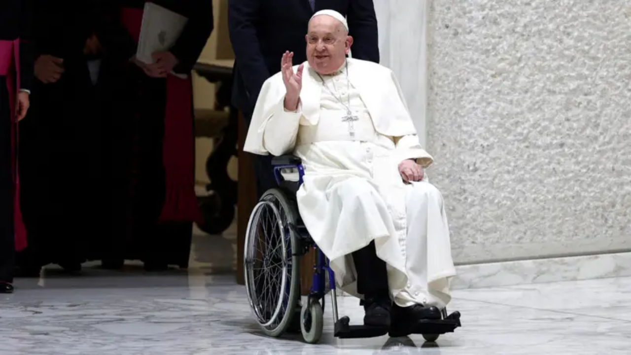 papa francisco ingresando al hospital
