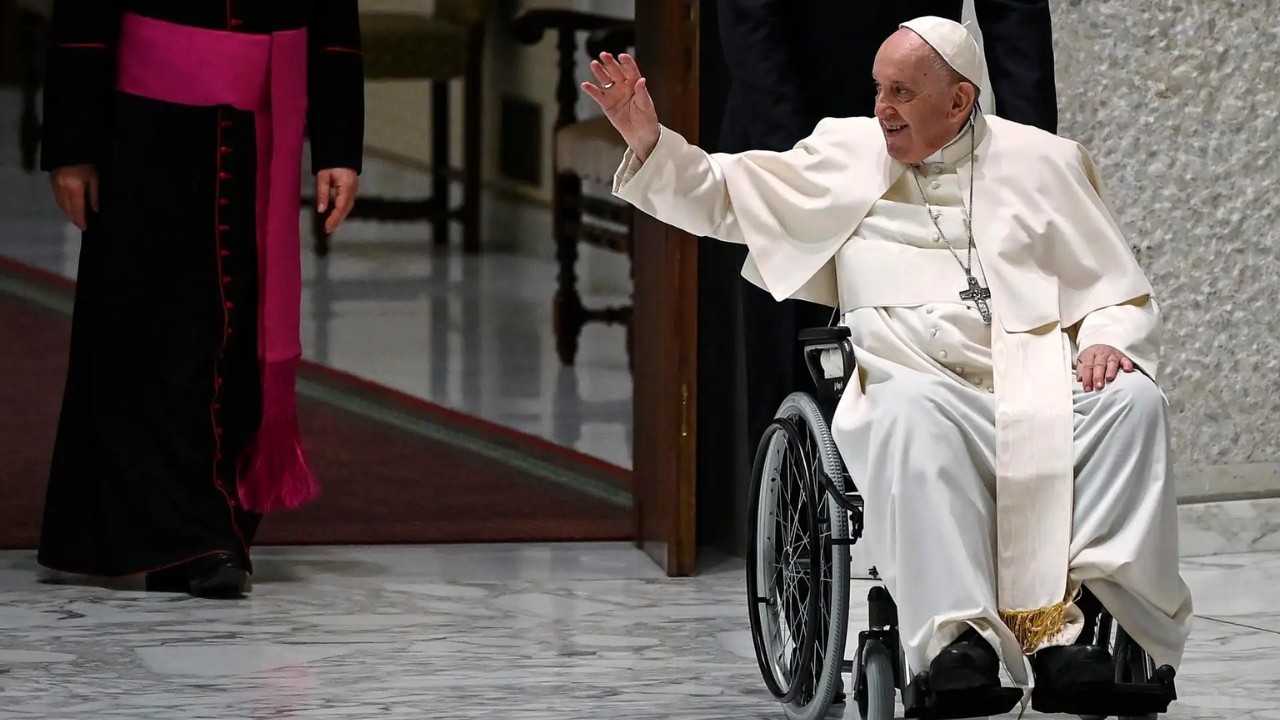 papa Francisco saludando personas que oran por el