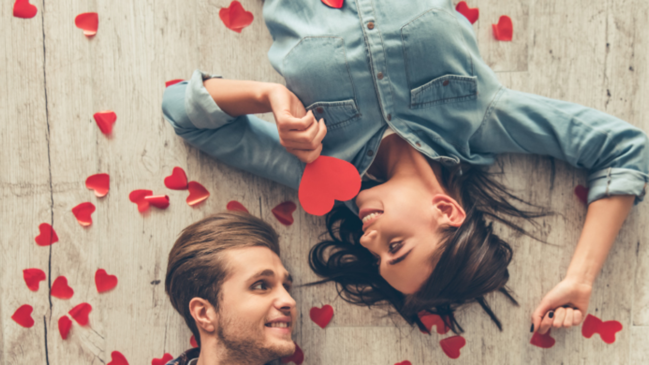 pareja viéndose 