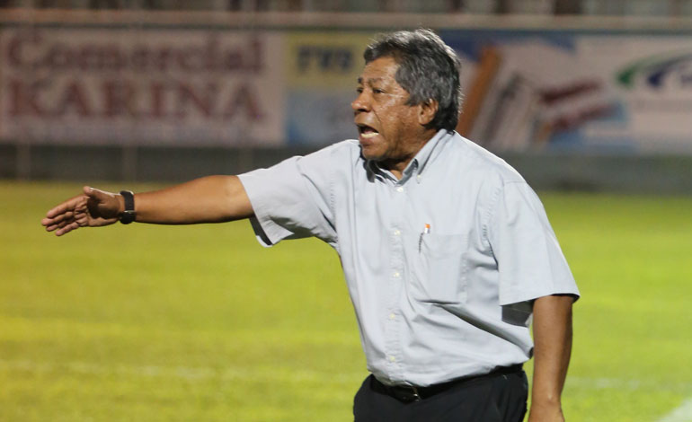 Primitivo Maradiaga levantando su brazo dirigiendo un partido