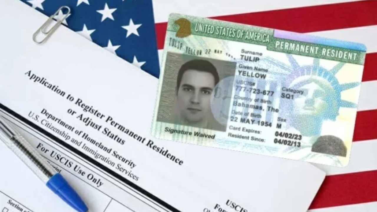 Imagen Principal de Nota: Green Card para padres indocumentados: ¿Cómo pueden obtenerla a través de sus hijos?