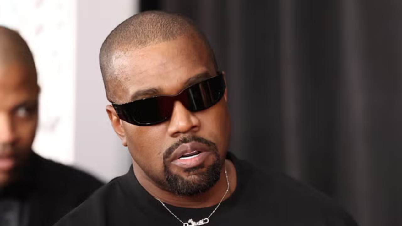 Imagen Principal de Nota: Kanye West pide nuevamente la liberación de Sean 'Diddy' Combs y lanza  colección de camisetas en apoyo