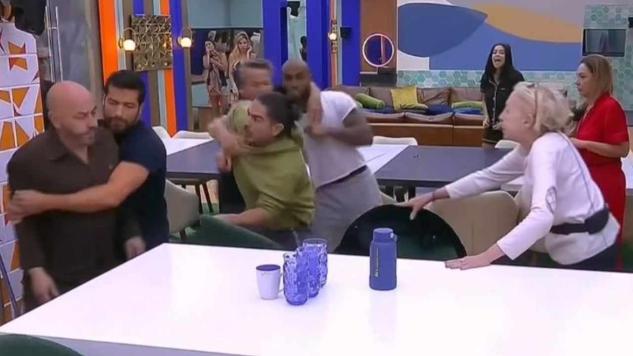 Imagen Principal de Nota: Brutal pelea en La Casa de los Famosos All Stars: Lupillo Rivera y Rey Grupero casi llegan a los puños