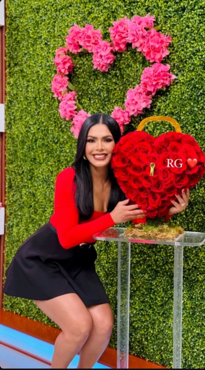 Loren Mercadal con su ramo de rosas en forma de Corazón