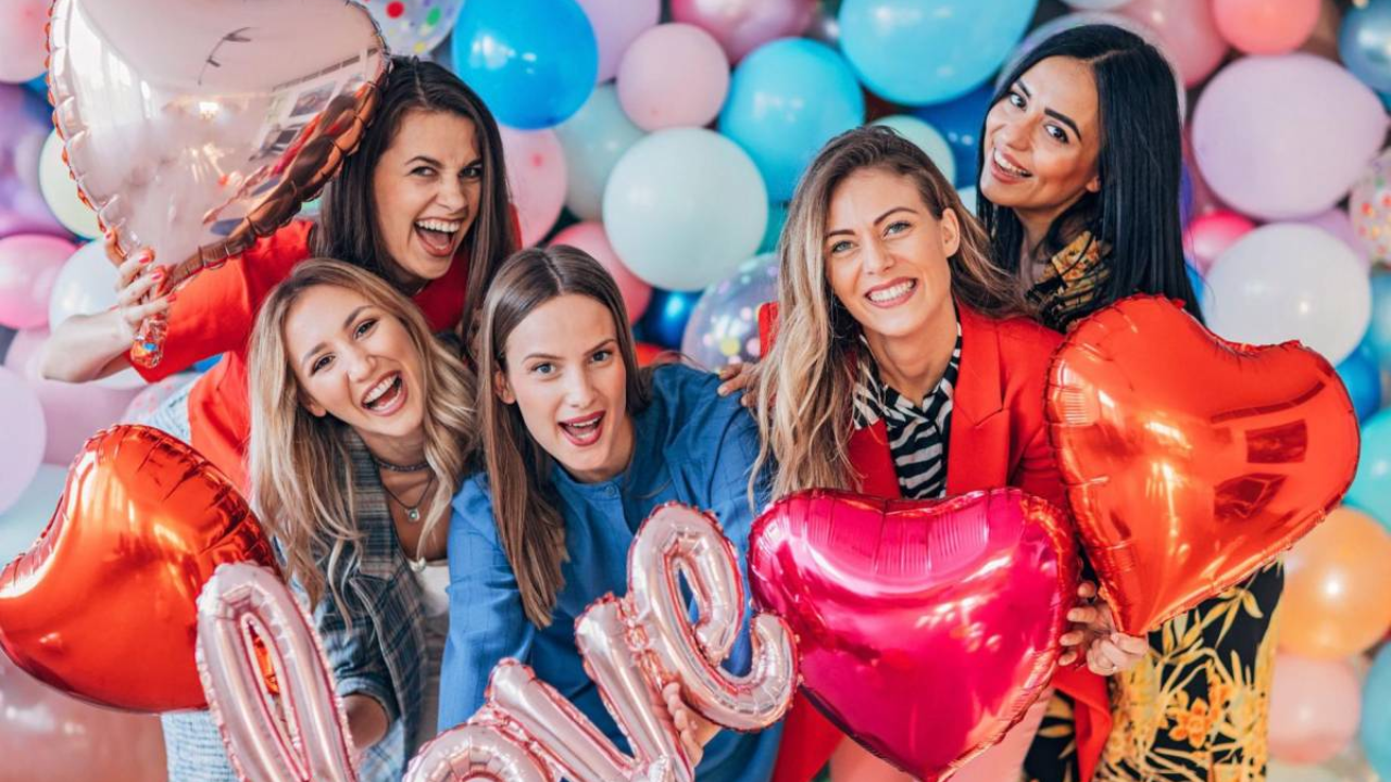 mujeres celebrando el 14 de febrero 