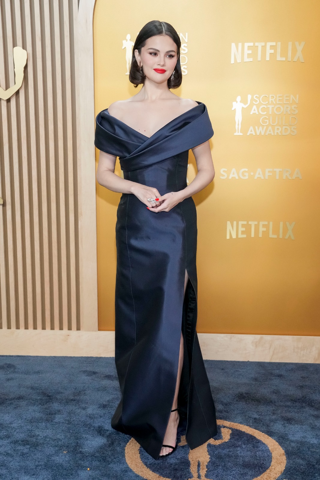 Selena con un vestido negro de diseñador