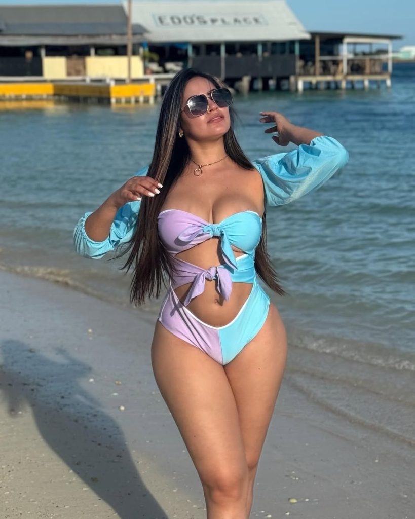 Alejandra Rubio posa desde la playa con un sensual traje de baño color azul y lentos de sol