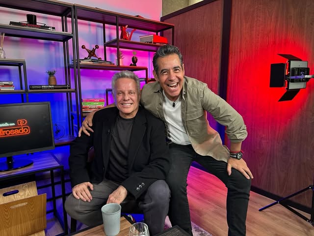 Yordi Rosado junto a Alexis Ayala