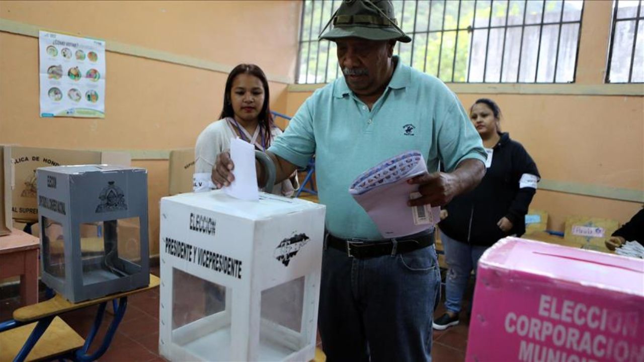persona ejerciendo el voto