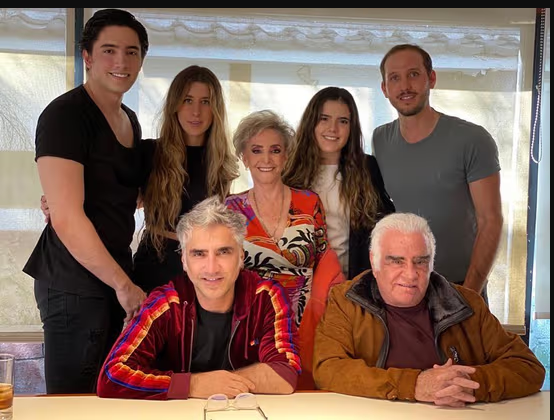 Alejandro Fernández junto a su madre, padre e hijos
