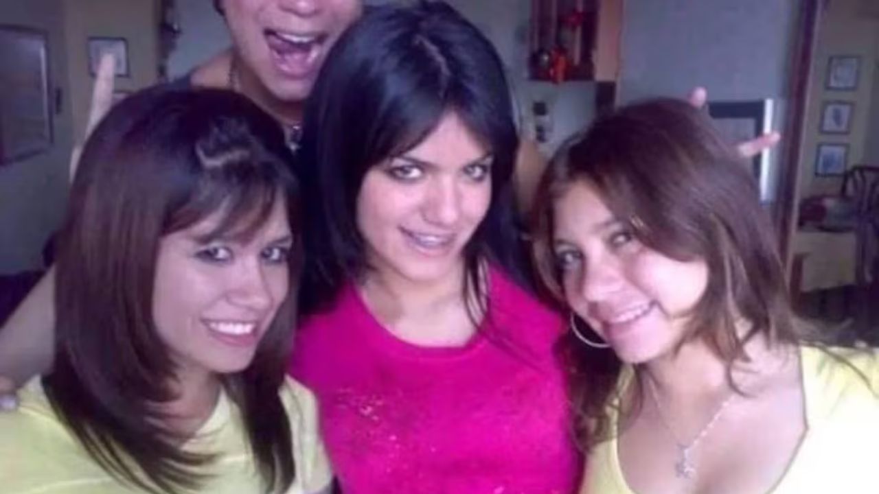 Aleska junto a otras chicas en una fotografias