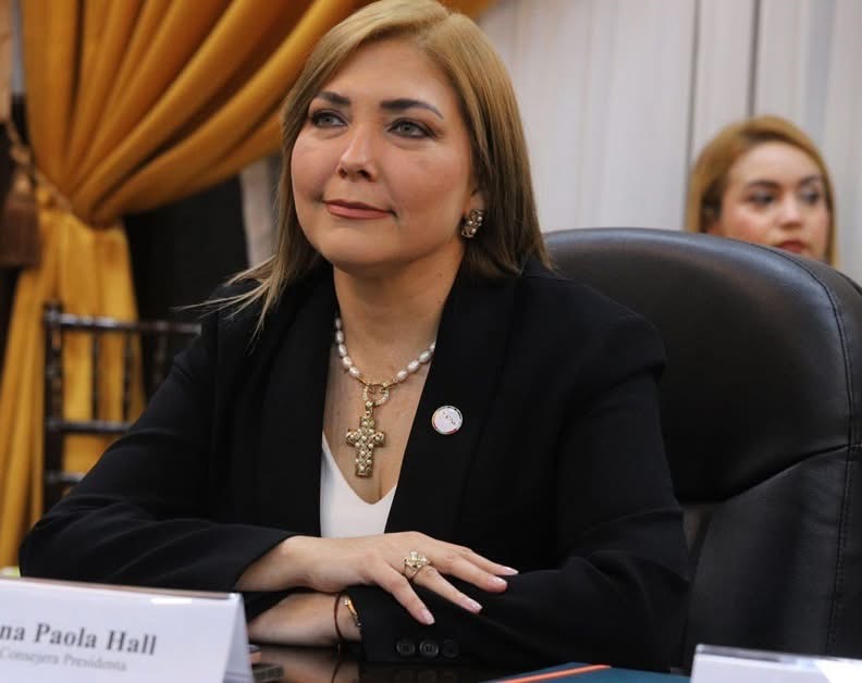 Ana Paola Hall vestida de traje