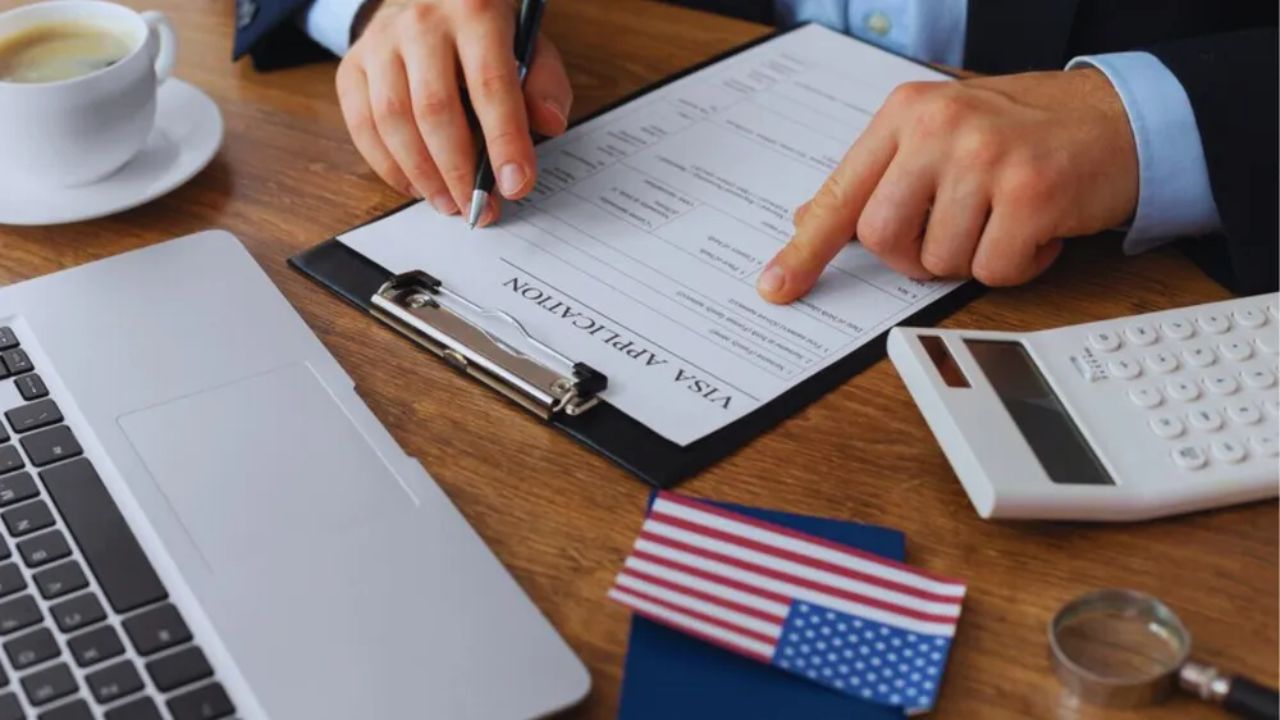 persona aplicando a una visa