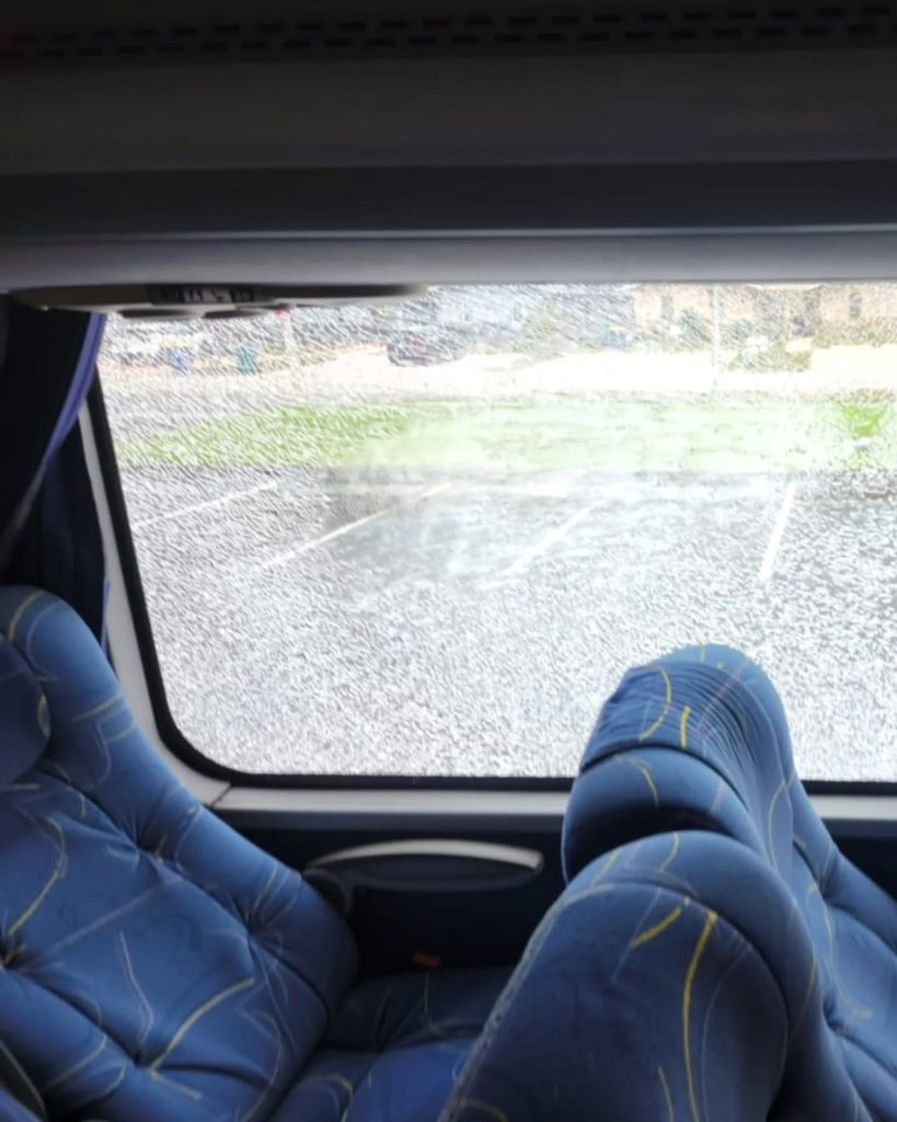 Ventana del bus agrietada