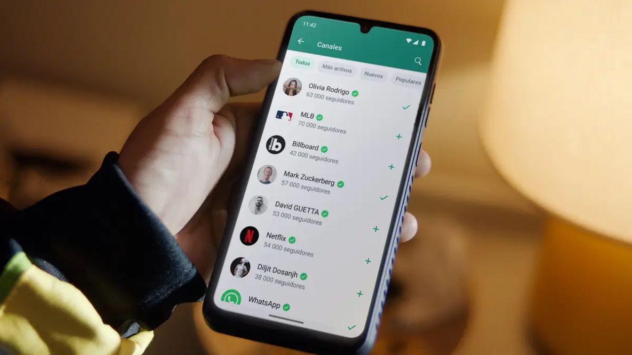 celular con whatsapp en la pantalla