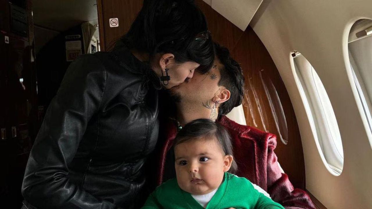 Christian Nodal, Cazzu y su hija Inti en un avión