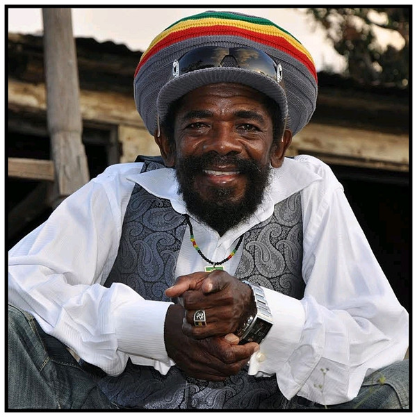 Cocoa Tea , Calvin George Scottcon sombrero jamaiquino