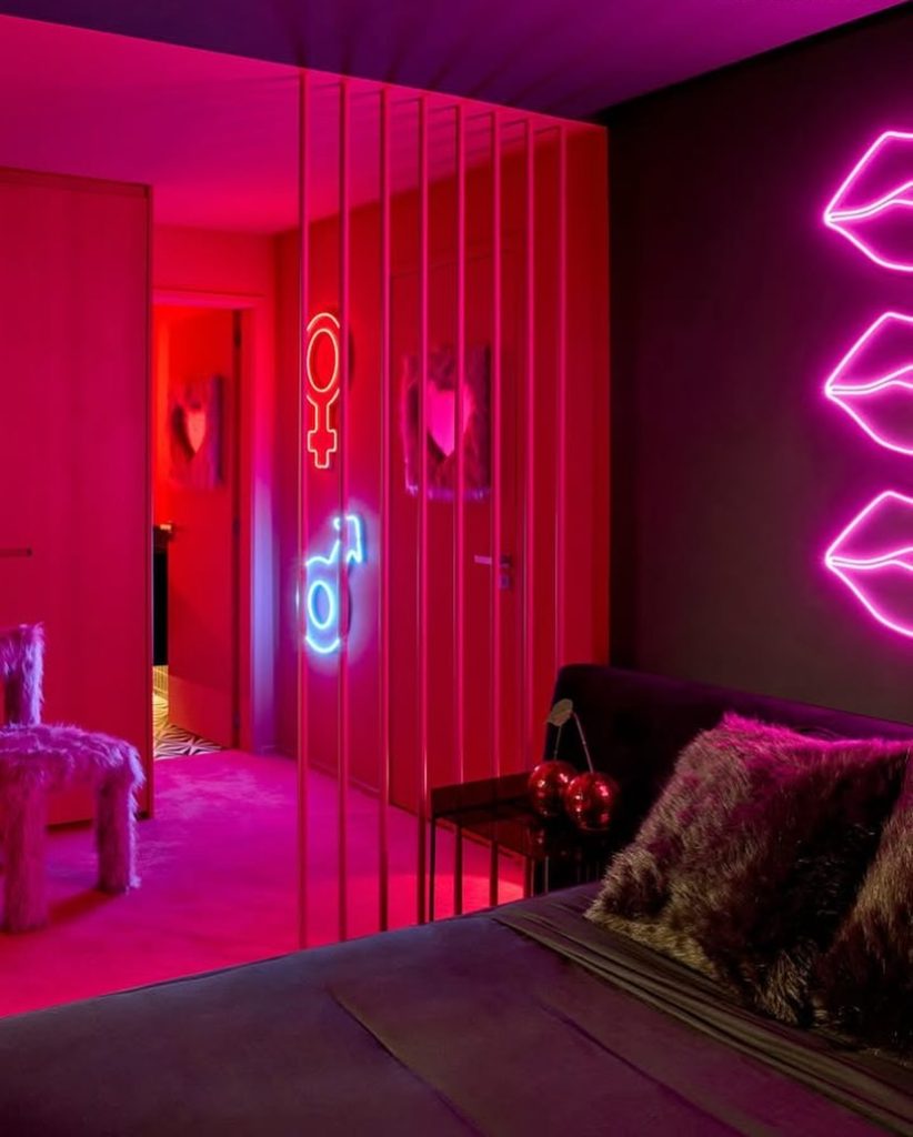 Espacio neon en casa de Anitta.