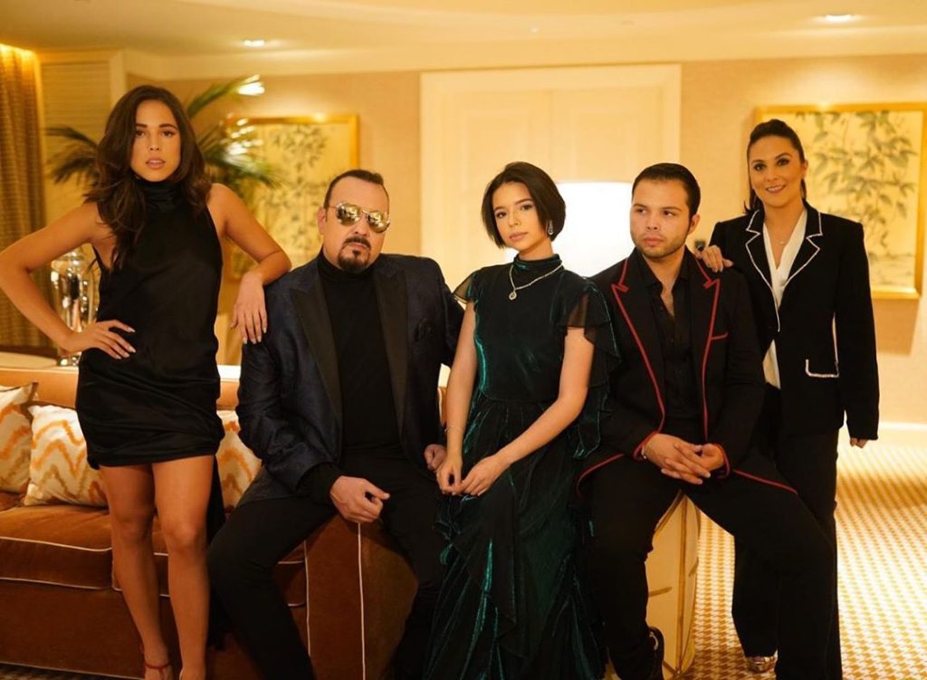 Pepe Aguilar junto a sus hijos