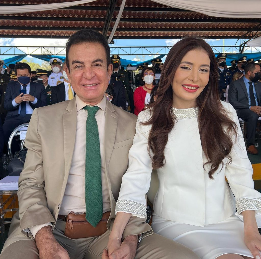 Salvador Nasralla y su esposa Iroshka. posan juntos