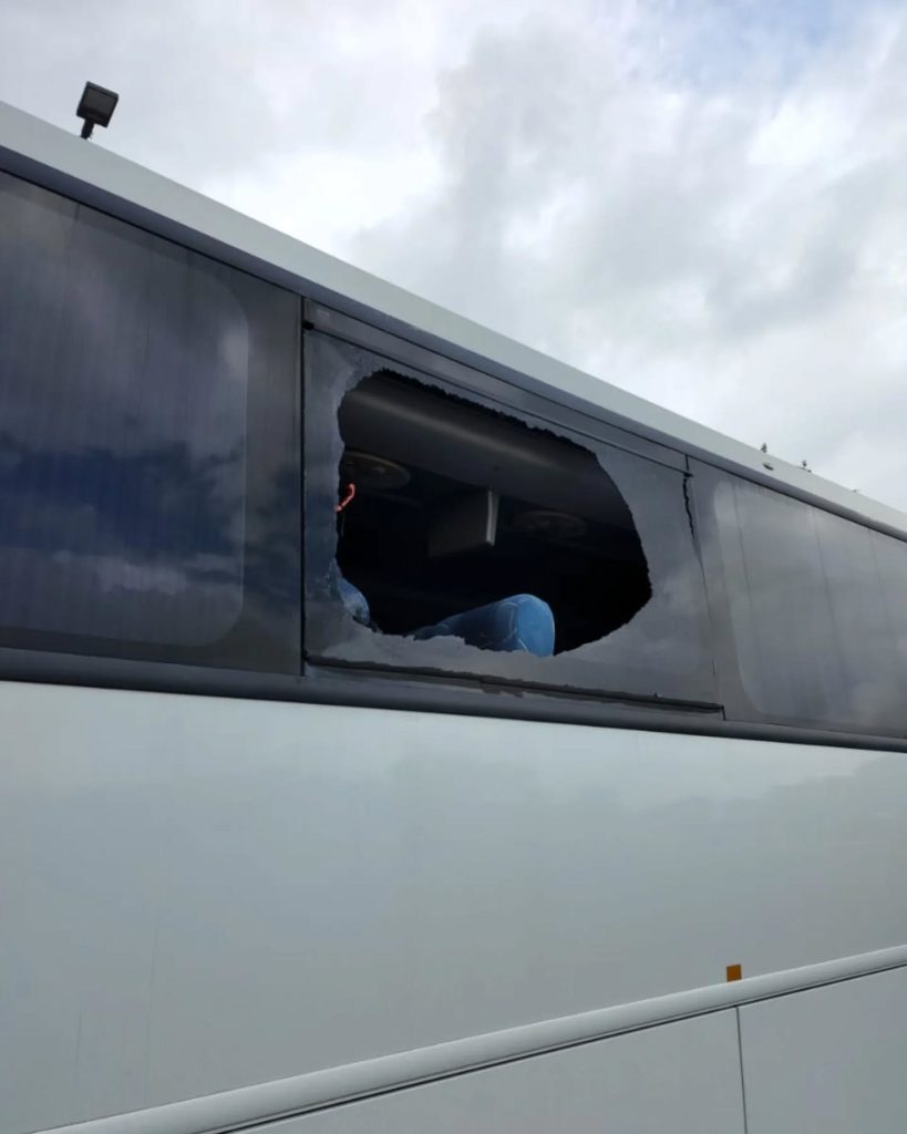 Ventana del bus quebrada