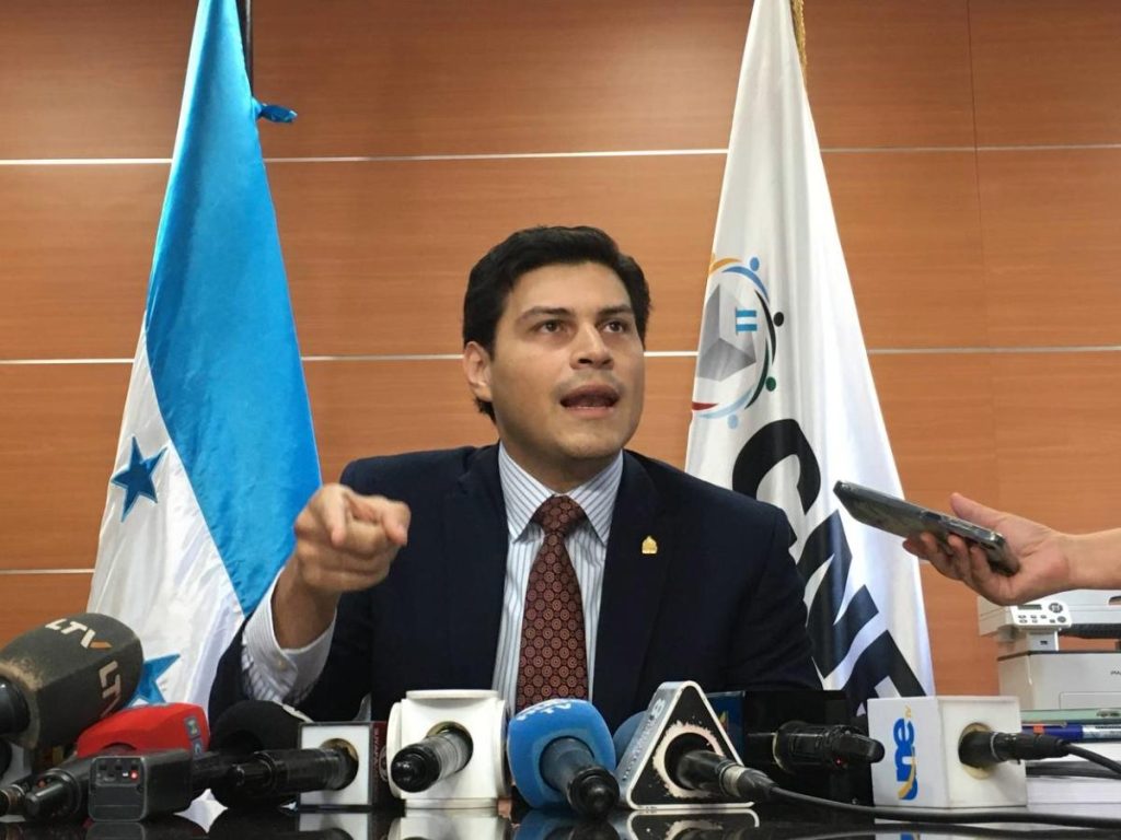 Marlon Ochoa, CNE, brindando declaraciones a la prensa