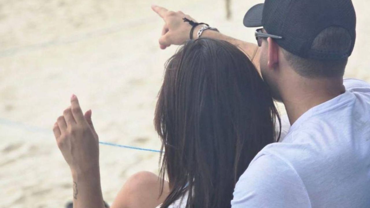 Milagro Flores y su pareja en la playa