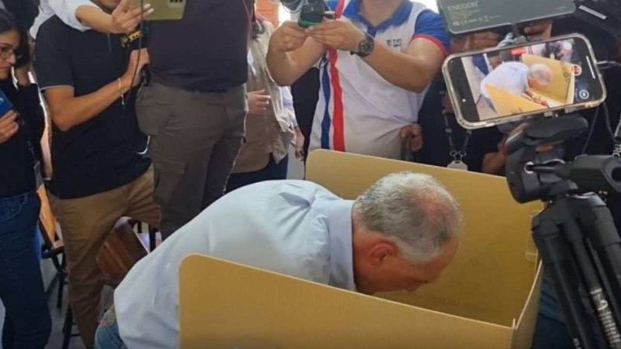 nasry asfura ejerciendo su voto