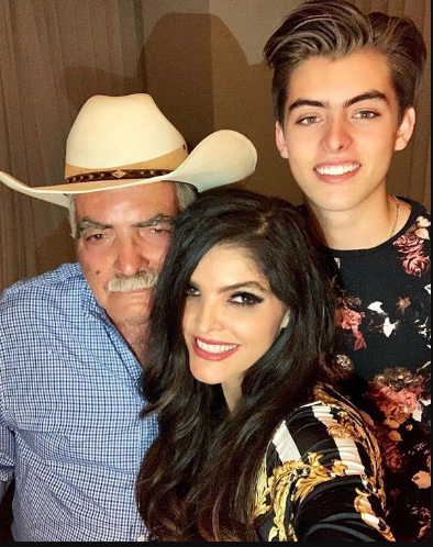 Ana Bárbara junto a su padre e hijo