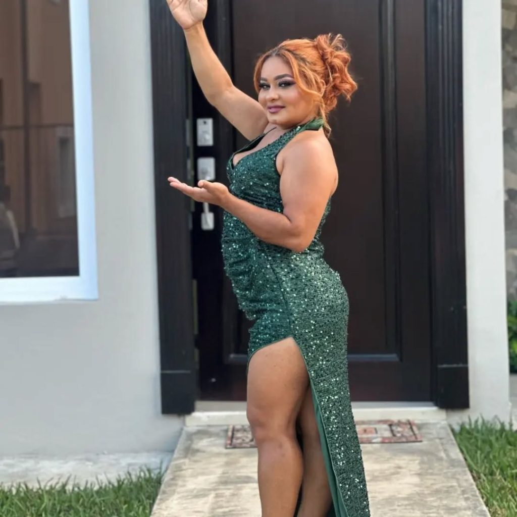 Paty Burgos vestida de verde