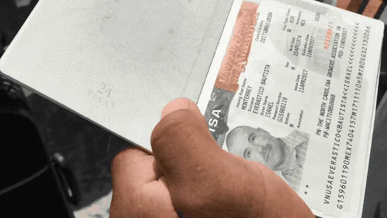 persona con su visa en mano