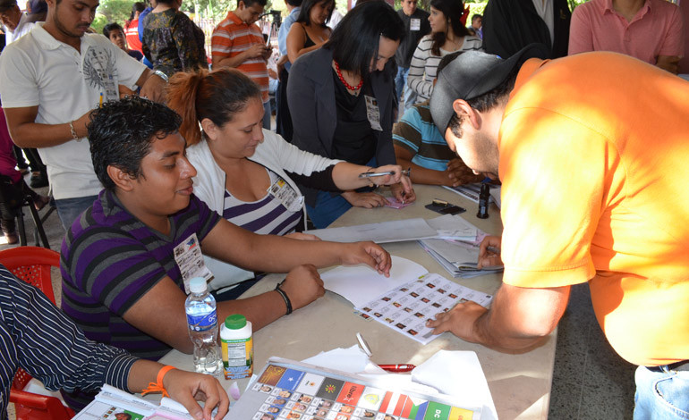 Mesa Electoral con personas visualizando el padron electoral
