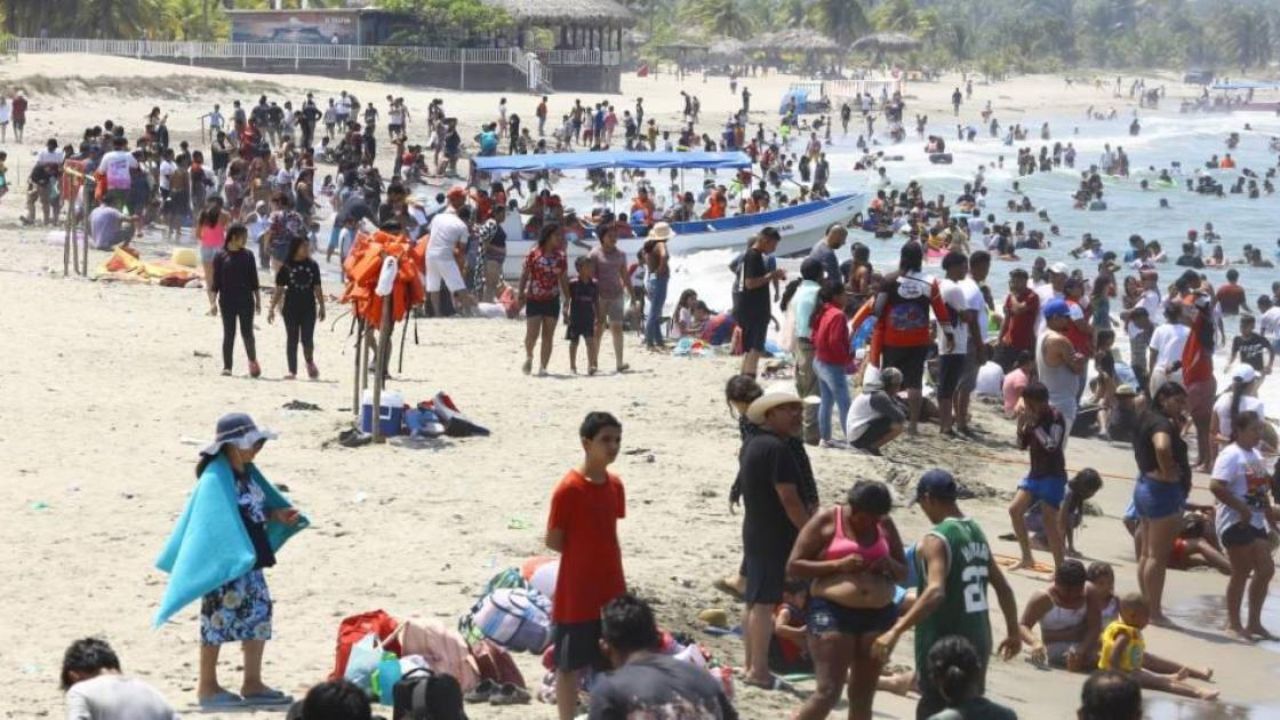 personas disfrutando de la playa