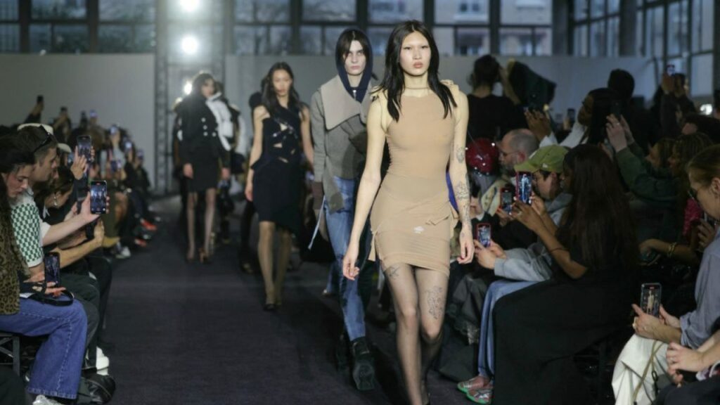 Balenciaga da una de cal y otra de arena en la Semana de la Moda parisina